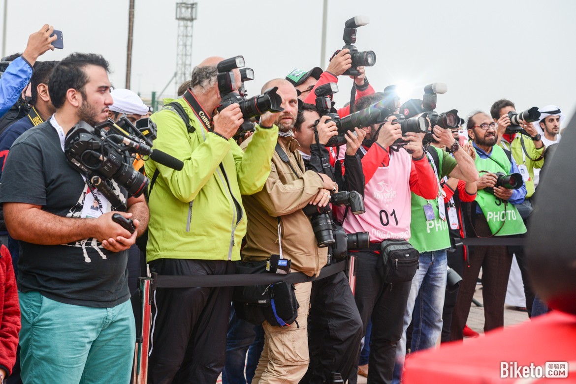 关于一场激烈对决，胜负悬银，胜者笑逐颜开的信息