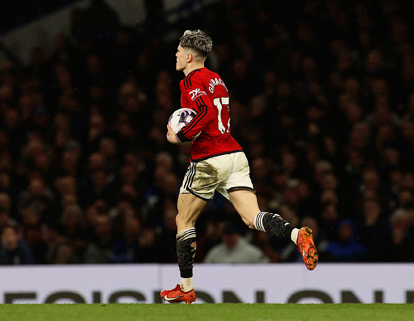 曼联客场大胜，新赛季首场胜利领跑积分榜的简单介绍