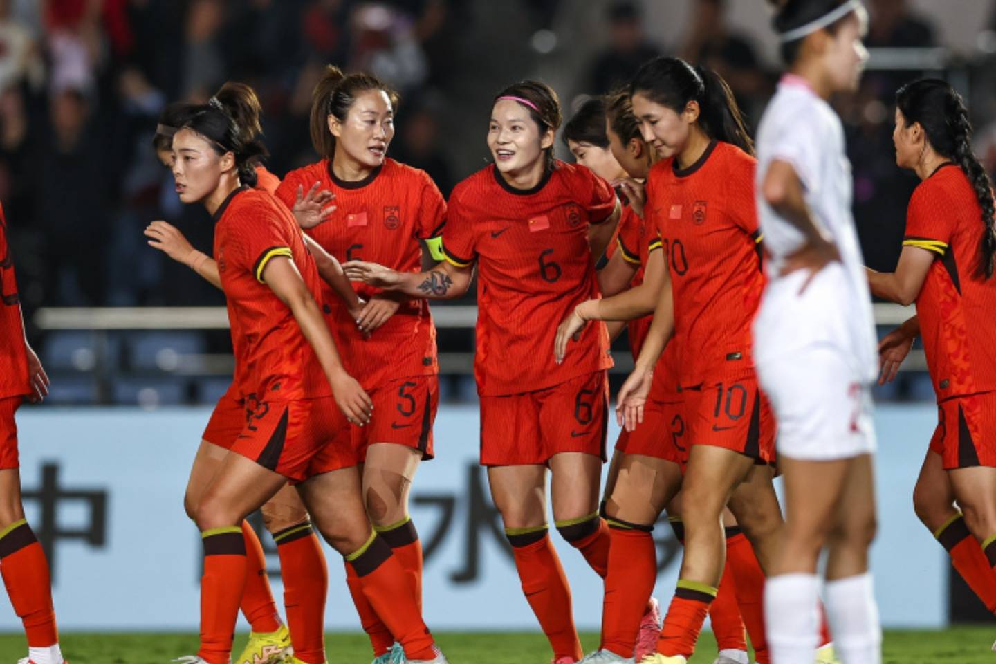 包含越南女足吸引眼球，多项赛事持续进行的词条