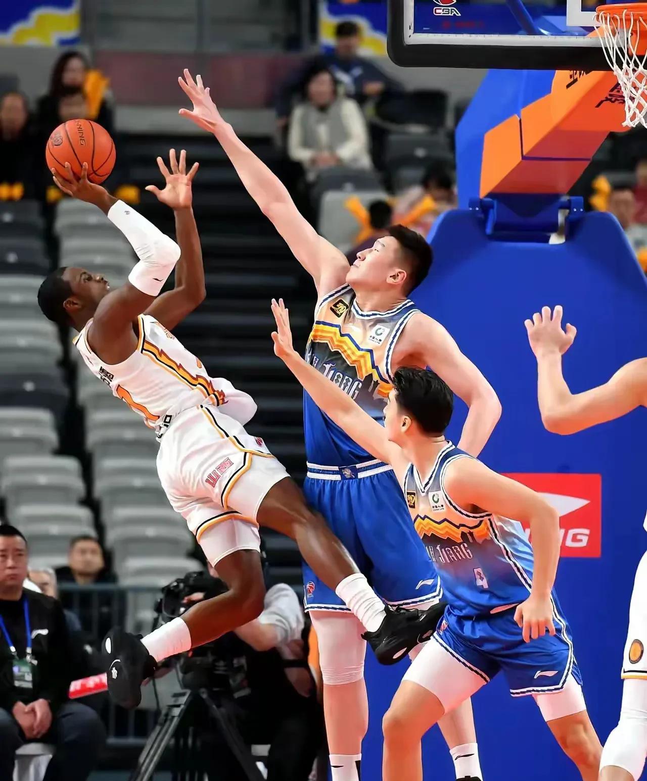 包含山西男篮主场高歌猛进，观众欢呼不断的词条