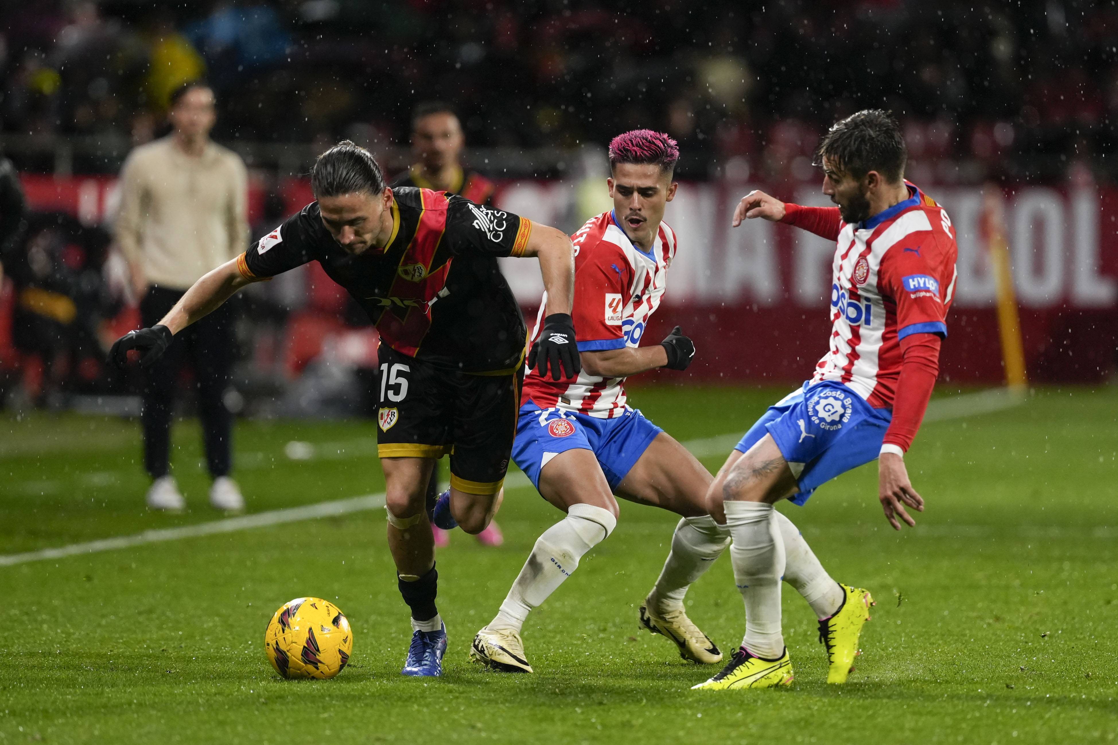 足球盛会争夺激烈，球员斗志昂扬