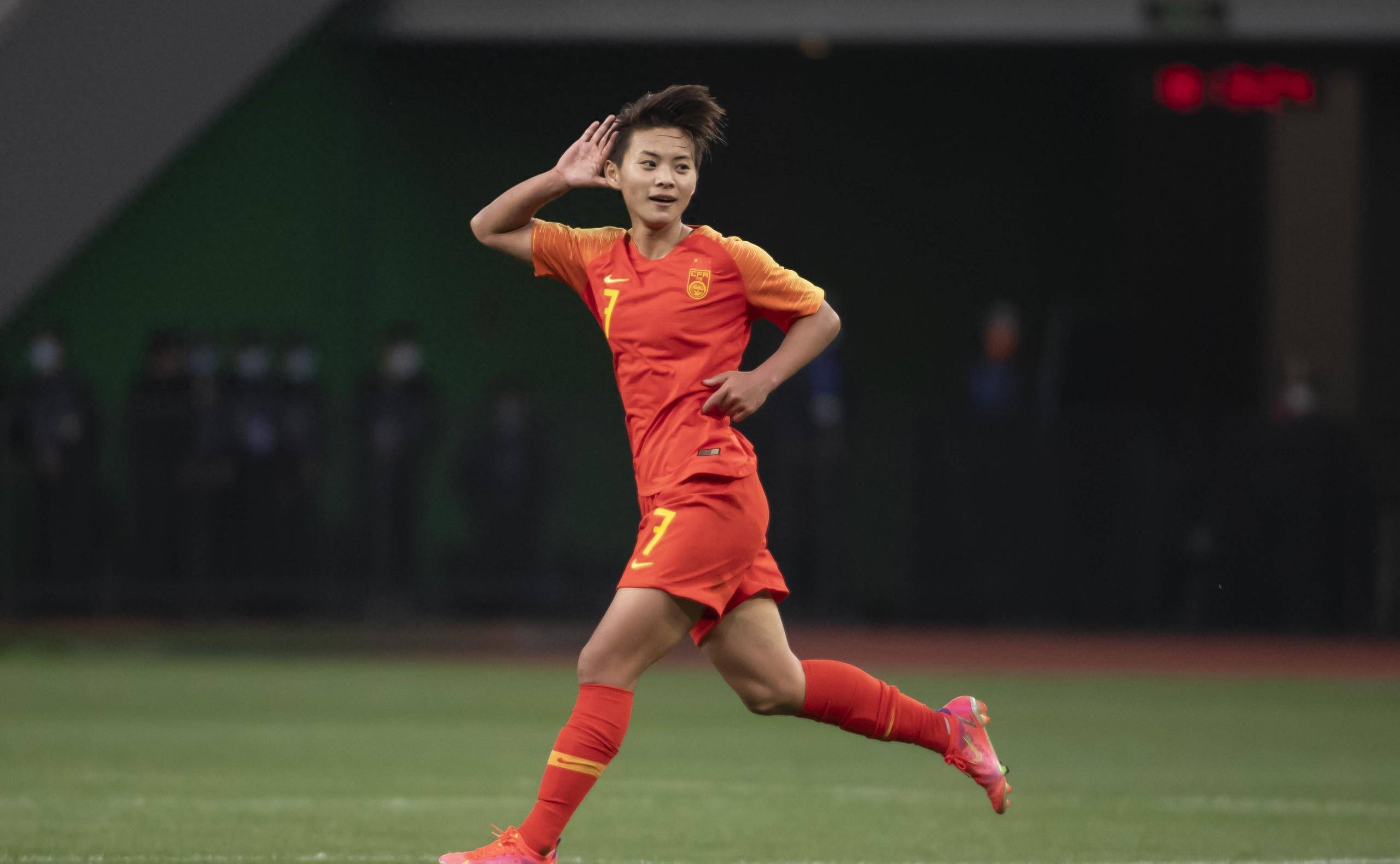 中国女足运动员在比赛中展现顽强战斗精神的简单介绍