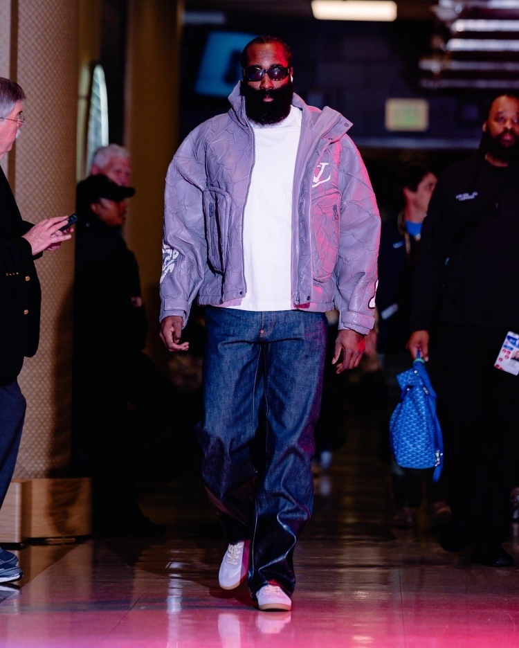 包含哈登重返赛场，大比分获胜首场状态出色，西班牙队观众沸腾！全场沸腾不已的词条