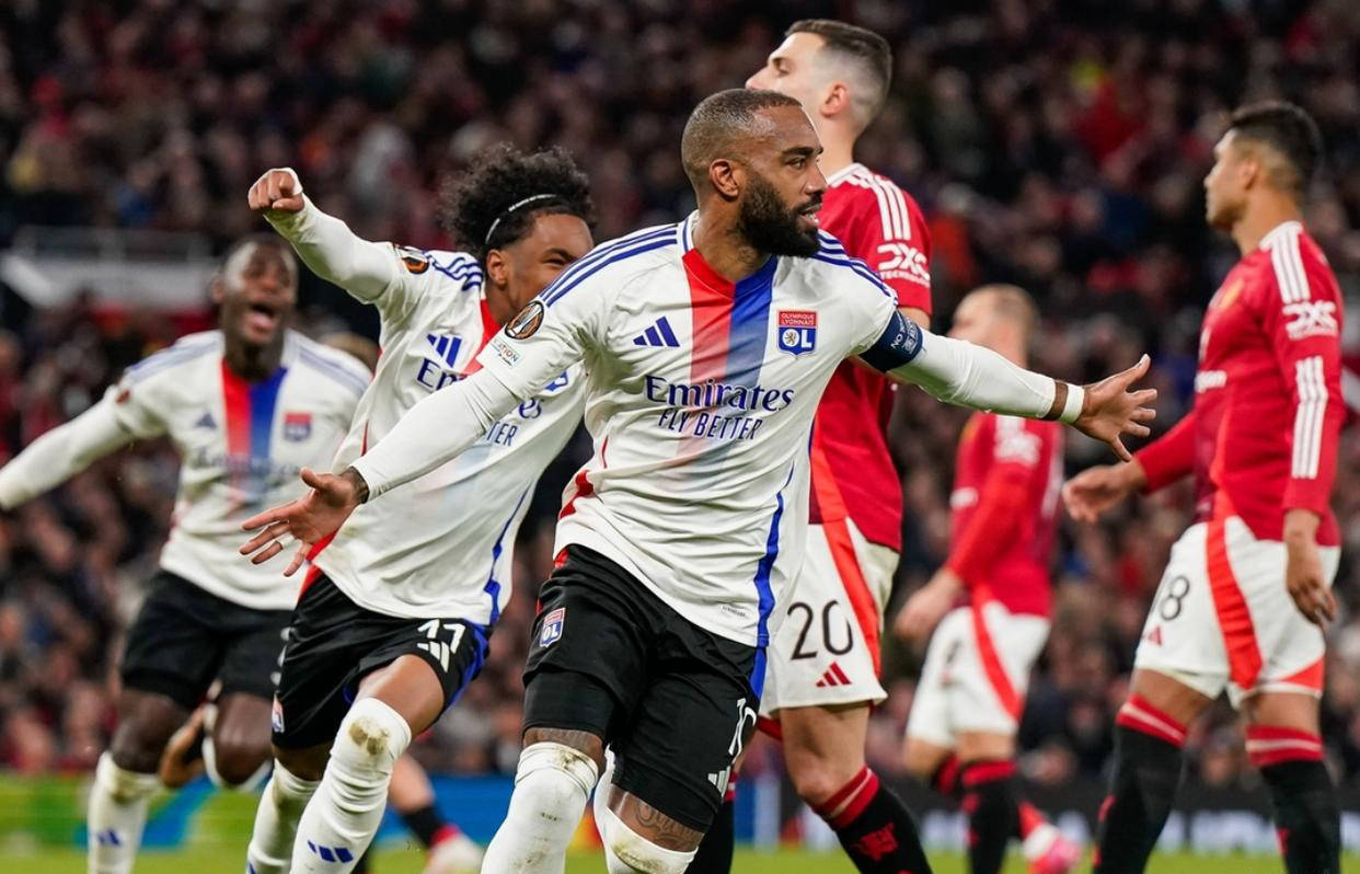 比赛规则变更首场状态出色，曼联观众沸腾！，德罗巴重返赛场比赛高潮迭起的简单介绍